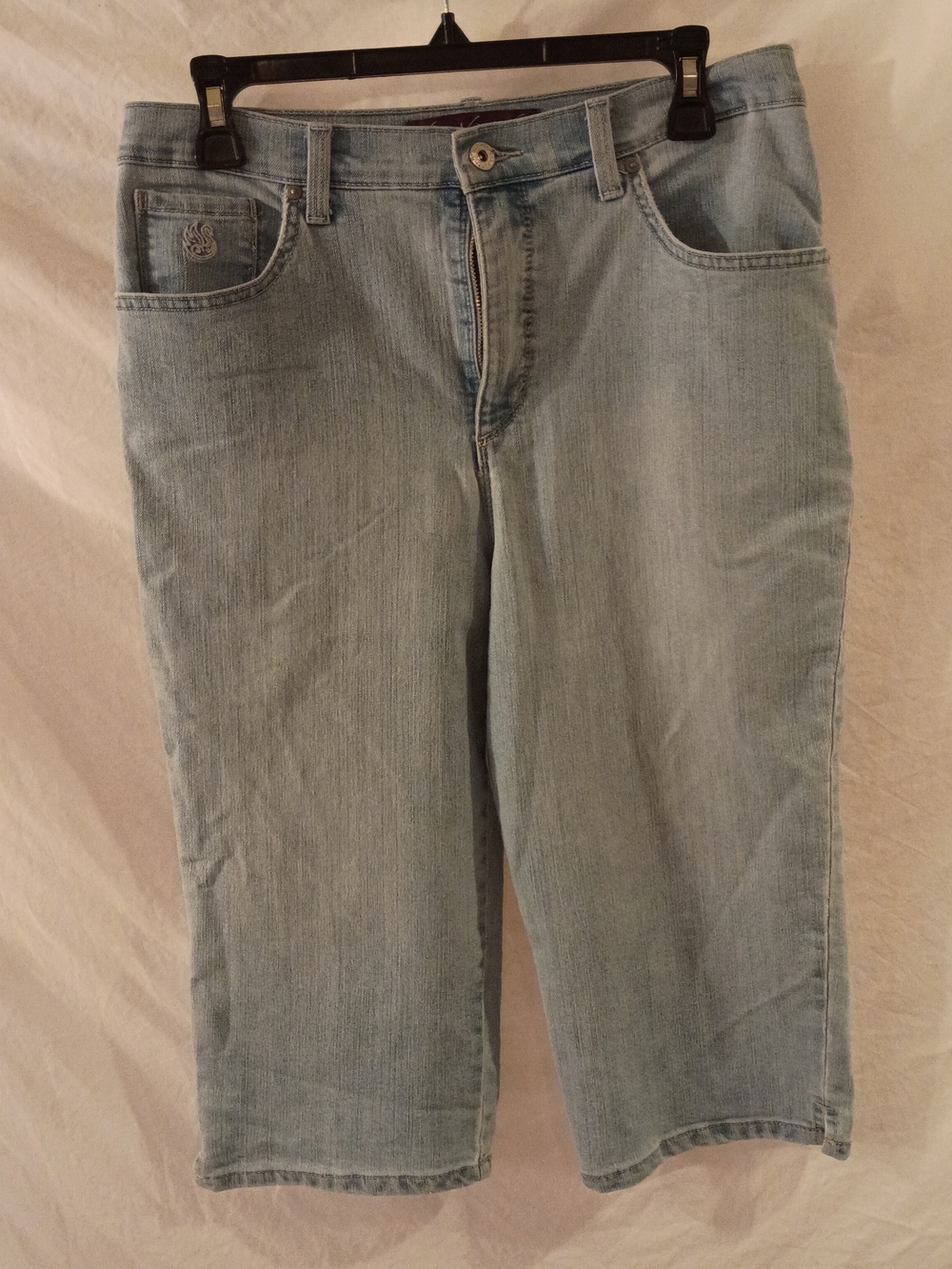Gloria Vanderbilt Light Blue Denim Capris